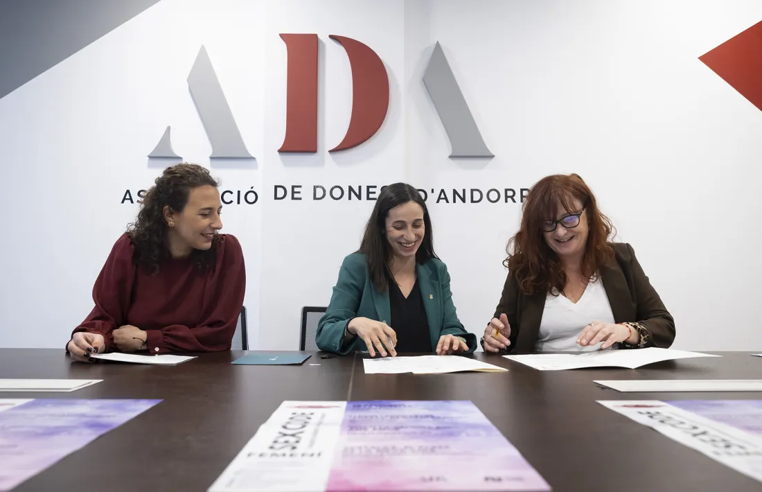 Un moment de la signatura del conveni entre l'ADA i el Comú de la capital.