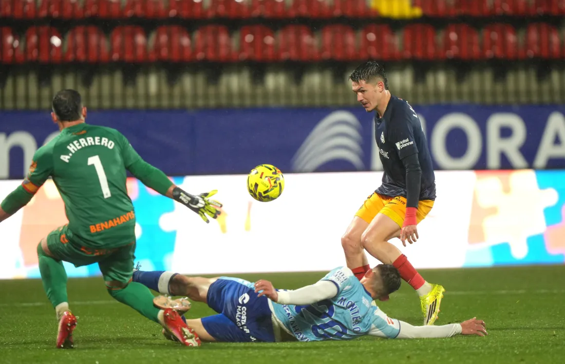 'Lauti' aixeca la pilota per superar la sortida d'Hererro i avançar l'FC Andorra al marcador.