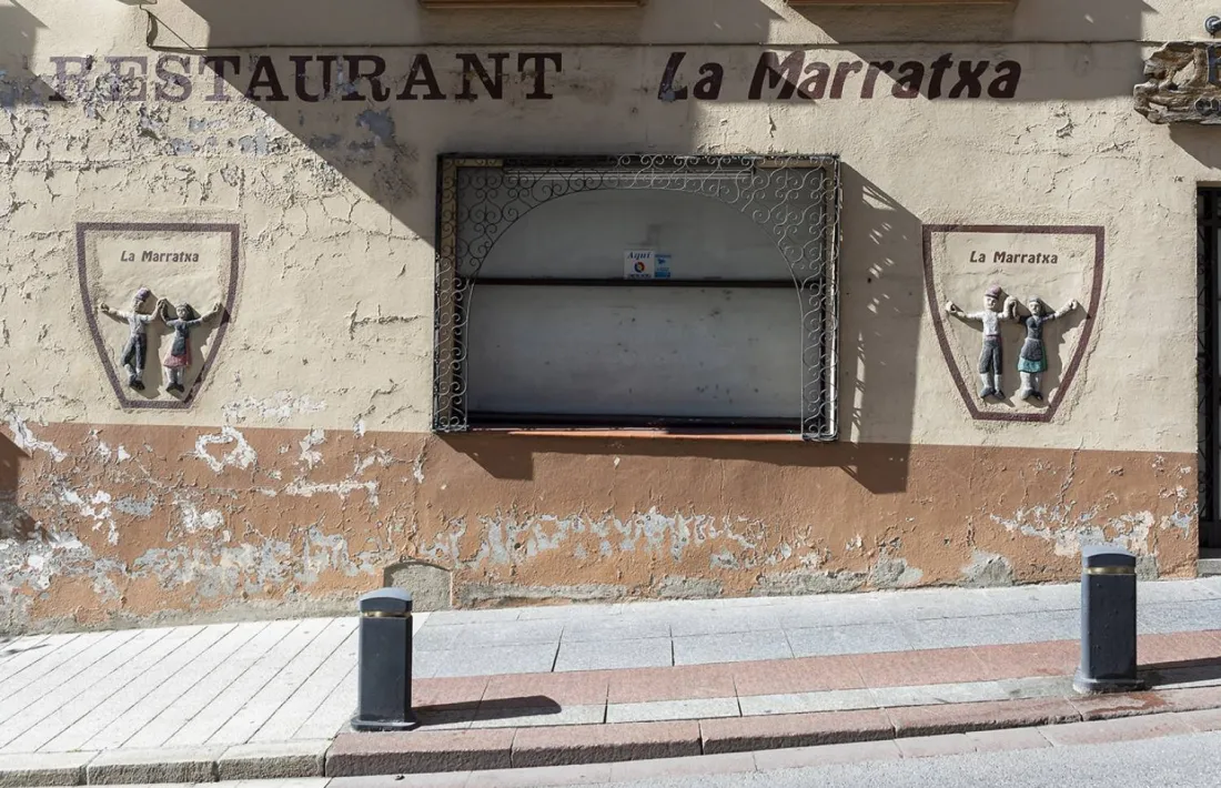 'La Marratxa' (1969): baix relleu a la façana del restaurant del mateix nom, a Verge de Canòlich.