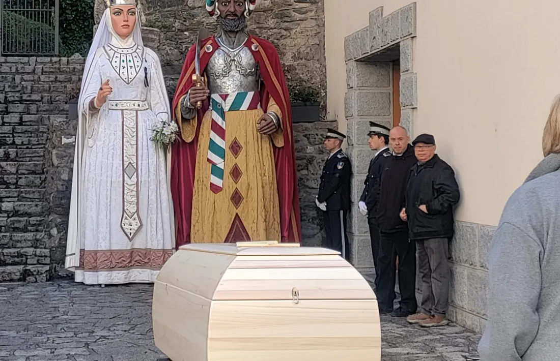 La Dama Blanca i el Rei Moro, fills artístics de Sergi Mas, han rebut el fèretre amb les seves despulles. 