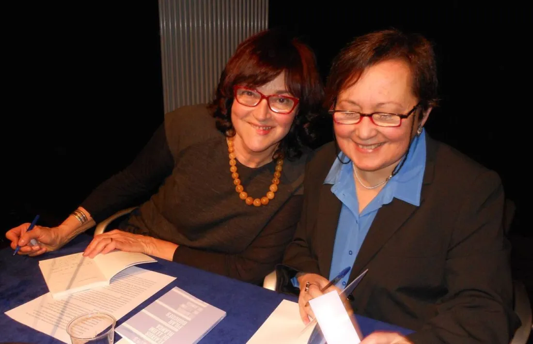 Pilar Burgués, a la dreta, amb la il·lustradora de 'Ametlles torrades', Berta Oromi, en la presentació de 'Flaixos de llum blanca', el 2017.