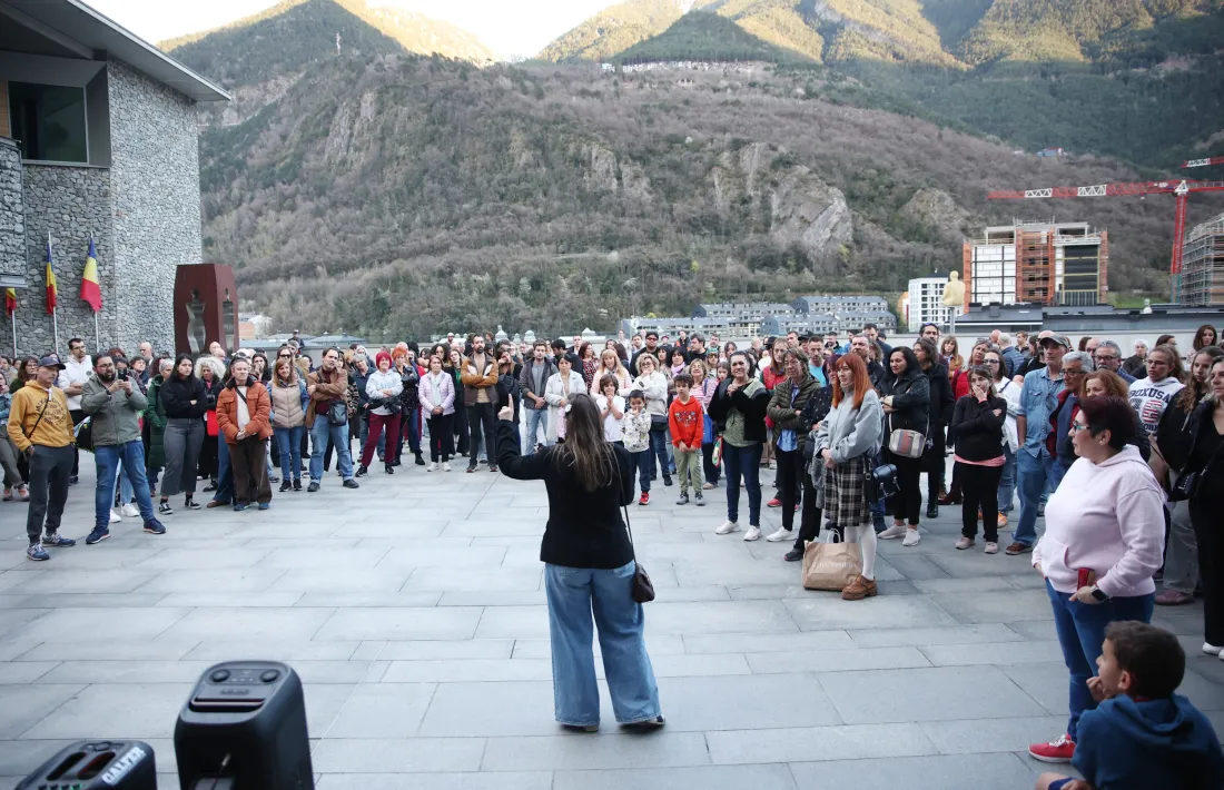Una imatge de l'acte d'aquest vespre a la plaça del Consell General que ha comptat amb diverses intervencions.