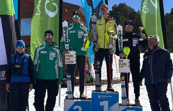p. 29 Aubert (1r), Cornella (2n) i Gabriel (3r) al podi masculí de l'eslàlom FIS de l'Esparver d'aquest dimecres foto fae. (2)