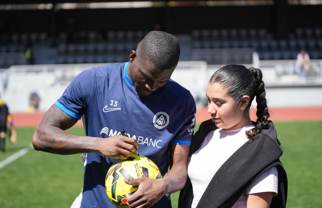 L'FC Andorra va rebre el suport de gairebé 300 aficionats al Comunal.