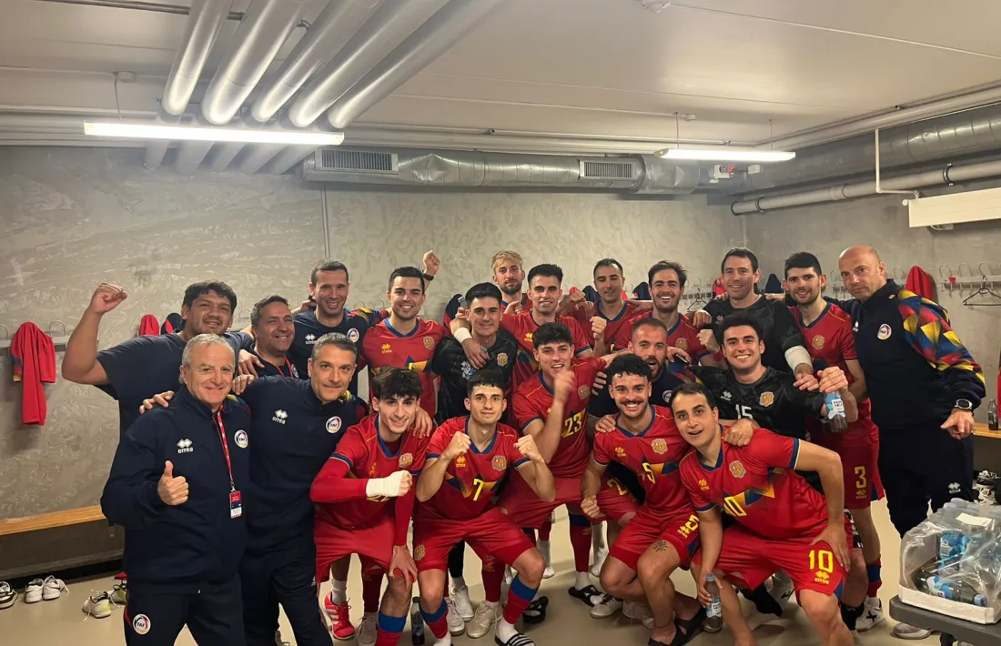 La selecció absoluta celebrant la golejada.