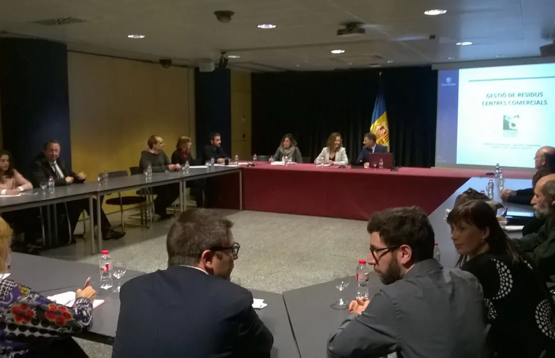 El Govern planteja apujar el preu de venda de les bosses de plàstic