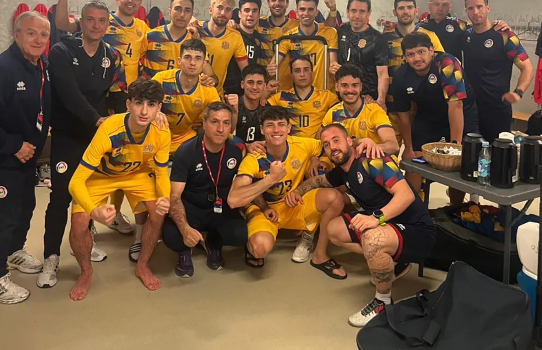 La selecció de futbol sala va celebrar al vestidor la seva classificació per a la Ronda Principal 'mundial'.