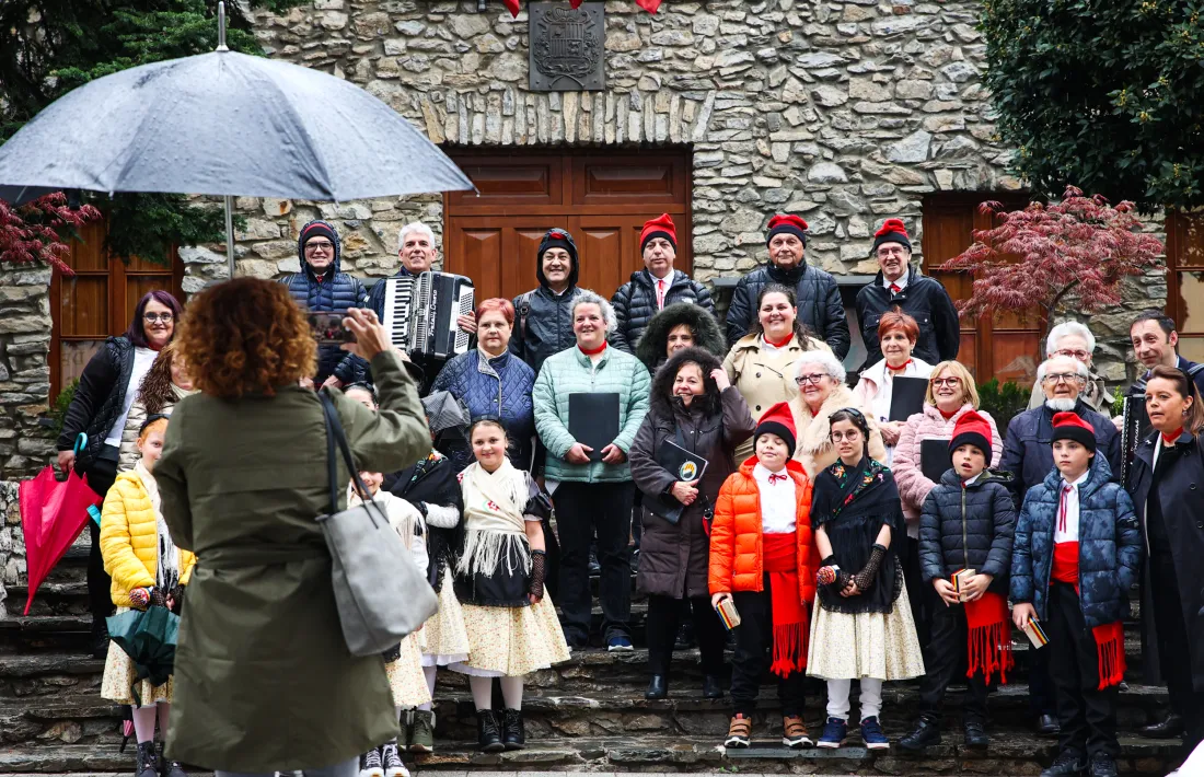 Els cantaires sota la pluja a Sant Julià.