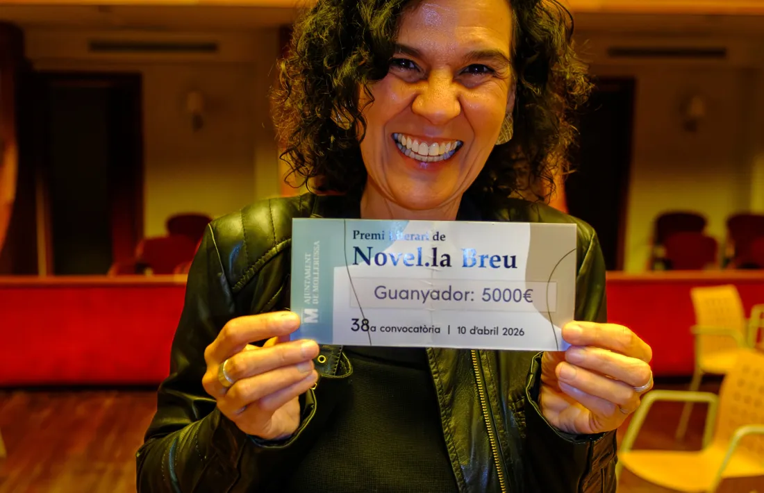 La novel·lista i col·laborador del Bondia sosté el xec amb els 5.000 del premi Ciutat de Mollerussa que es va endur amb 'Manual d'absències'.