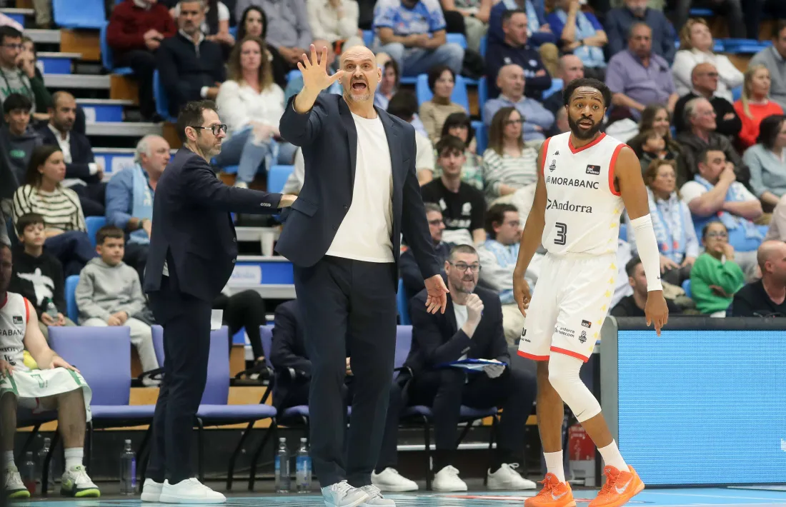 Žan Tabak, entrenador del BC MoraBanc, al costat del jugador decisiu a Lugo, Aaron Best.