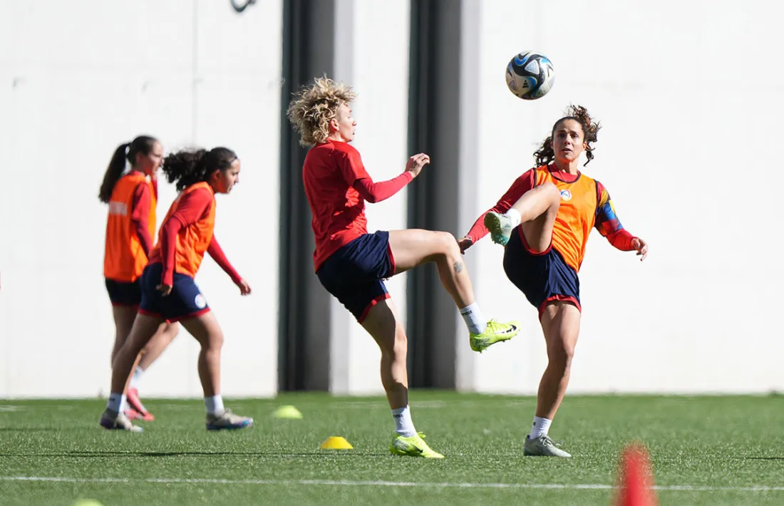 Tere Morató i Maria Ruzafa, dues de les millors jugadores de la selecció, a l'entrenament de l'Estadi.