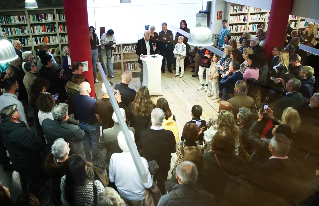 Llahí durant la presentació en una biblioteca d'Escaldes-Engordany plena.