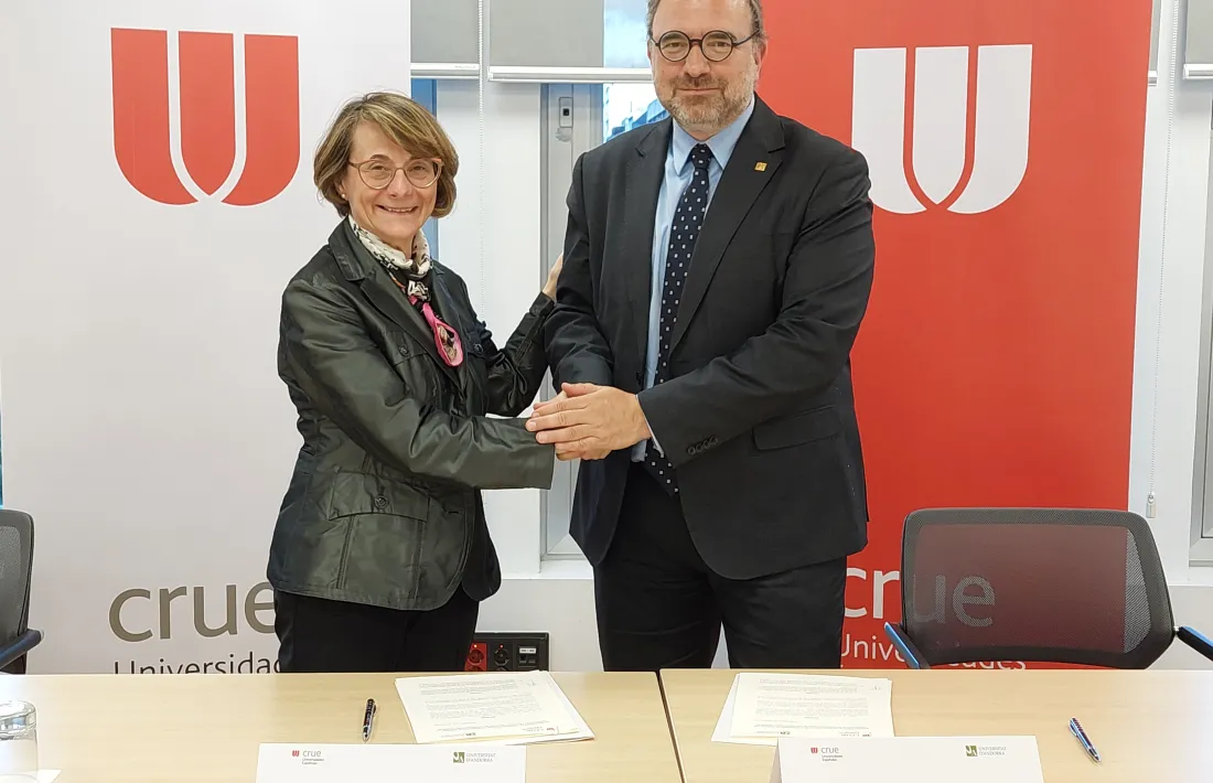 Juli Minoves amb la presidenta de la CRUE i rectora de la Universitat Jaume I, Eva Alcón, després de la signatura del conveni.