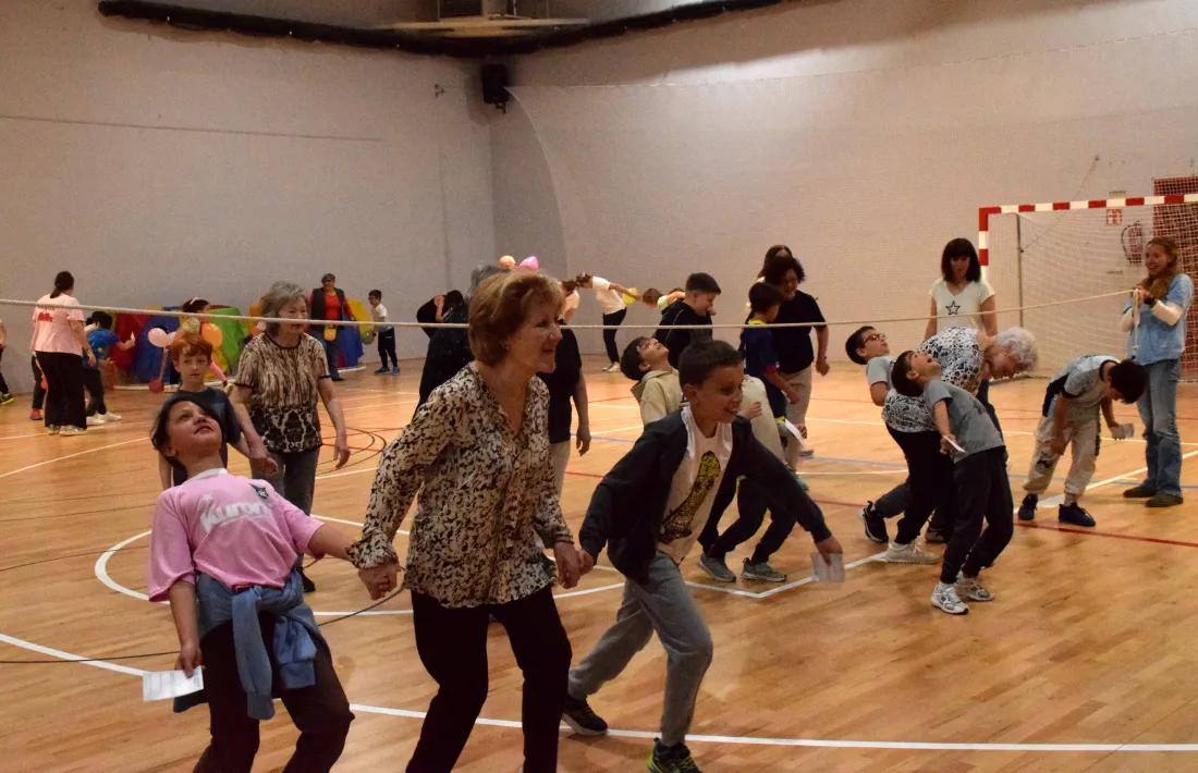 Una de les activitats col·laboratives entre padrins i infants.