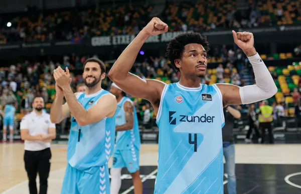 p. 29 jaylen hands foto acb photo