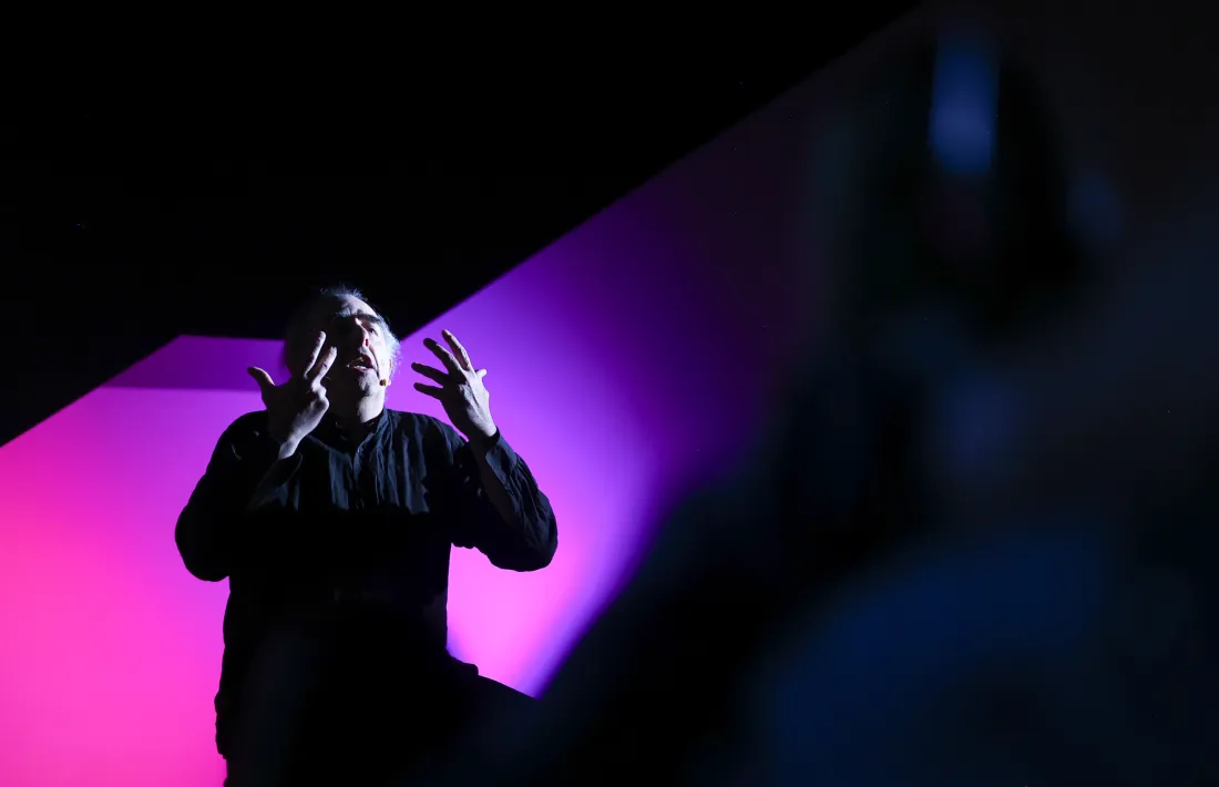 Caus, en la performance amb què ahir va presentar '14 d'abril' a Editorial Andorra.