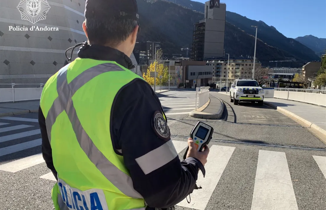 Un agent de policia durant la campanya de controls.