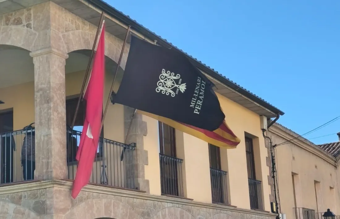  La bandera que commemora el mil·lenari de Peramola.