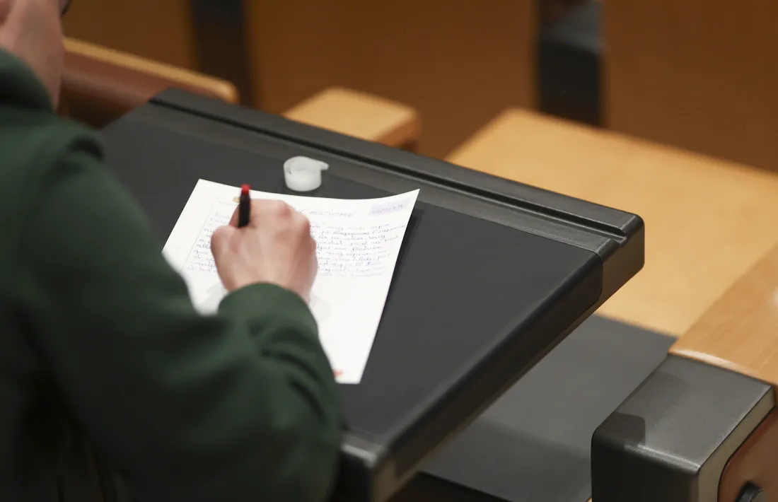 Un alumne fent el dictat.