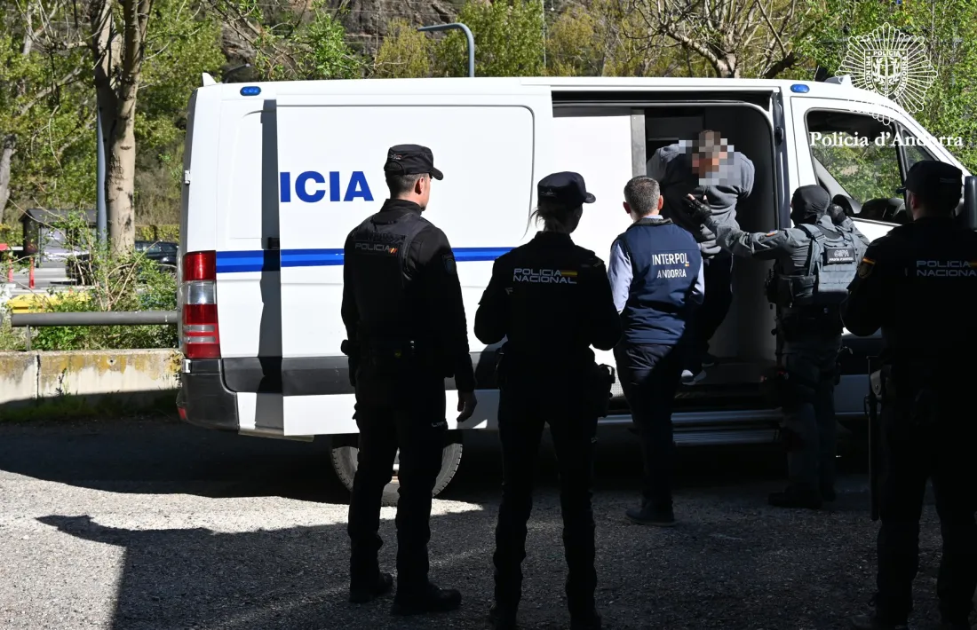 El detingut baixant del vehicle policial a la frontera del riu Runer.