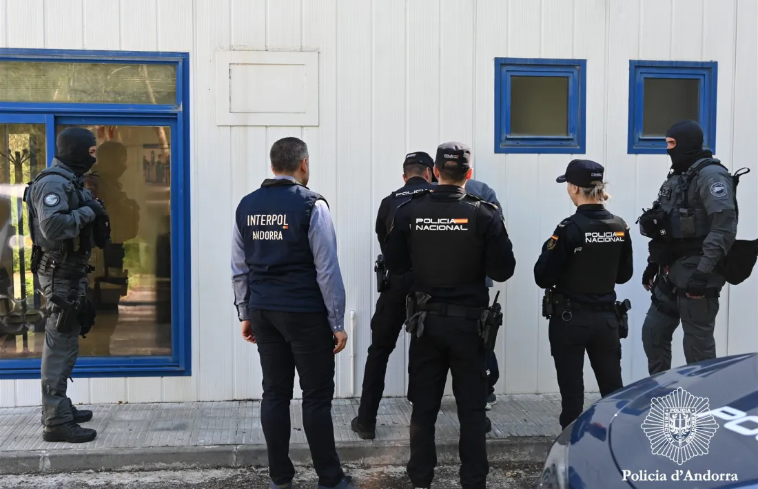 Moment del lliurament del detingut a la policia espanyola.