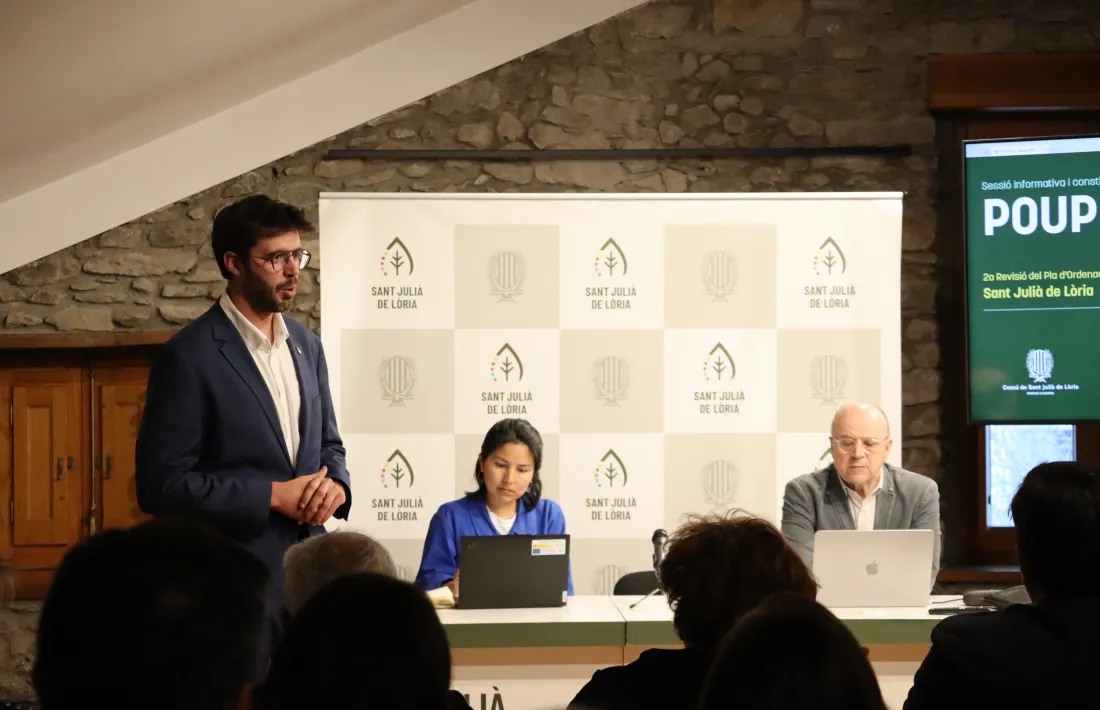 Cerni Cairat durant la sessió informativa del POUP de Sant Julià de Lòria a la Sala Sergi Mas.