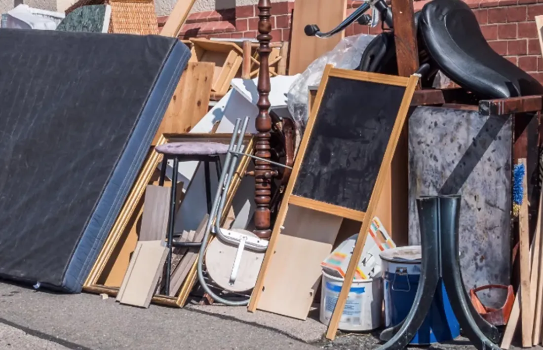 Mostra d'objectes que arriben a la deixalleria.