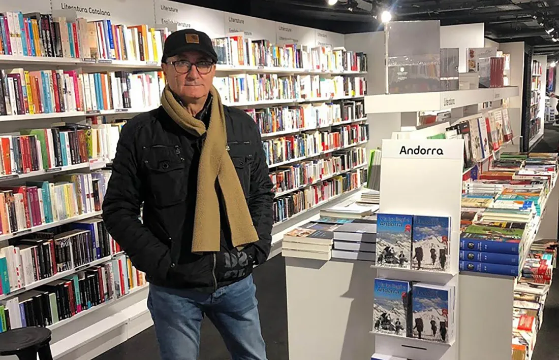 Abad, a l'FNAC, amb piles d'exemplars dels primers best-sellers: 'El Andorrano' i 'Y la luz llegó a Andorra'.