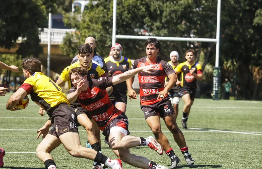 Ian Granyena, del VPC, defensat per jugadors del CAU València.