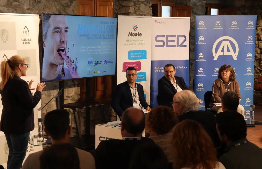 Els ponents de les jornades 'Un Mon Millor', Eva Garcia-Balaguer, Jordi Ficapal i Rafael de Jorge, durant la xerrada.