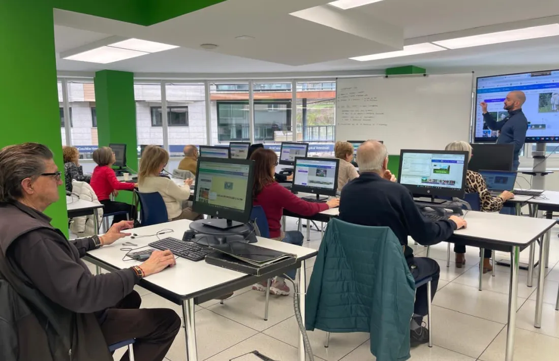 Un dels cursos per a la gent gran impulsats per Creand Fundació.