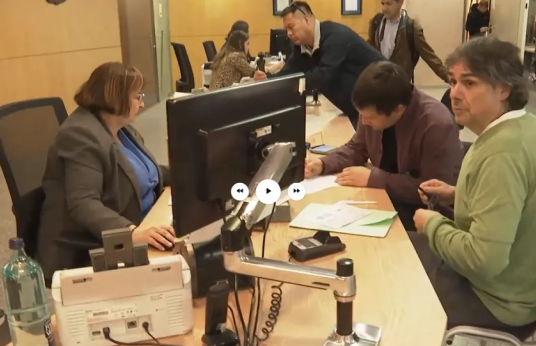 Sergi Esteves i Salustià Chato en el moment de presentar el recurs al servei de Tràmits, aquest matí.