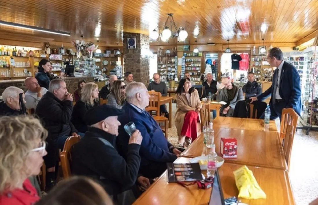 Un moment de la reunió d'aquesta tarda amb els veïns de Meritxell.
