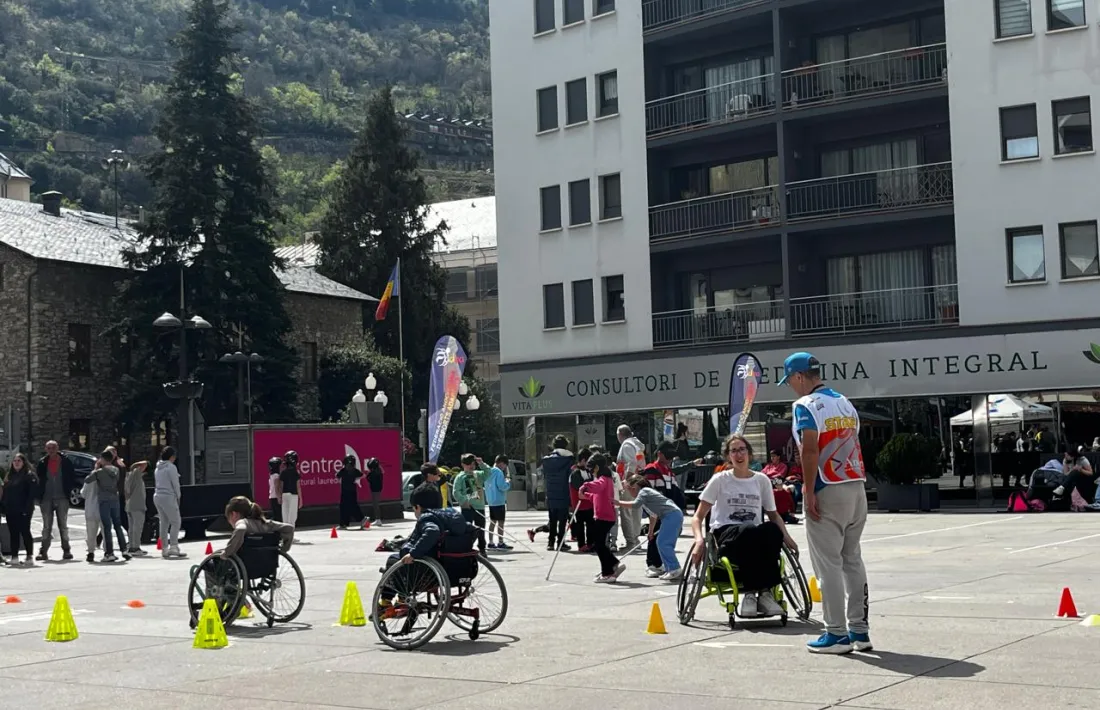 Els tallers de sensibilització, organitzats per la Fadea, a la plaça de la Germandat.
