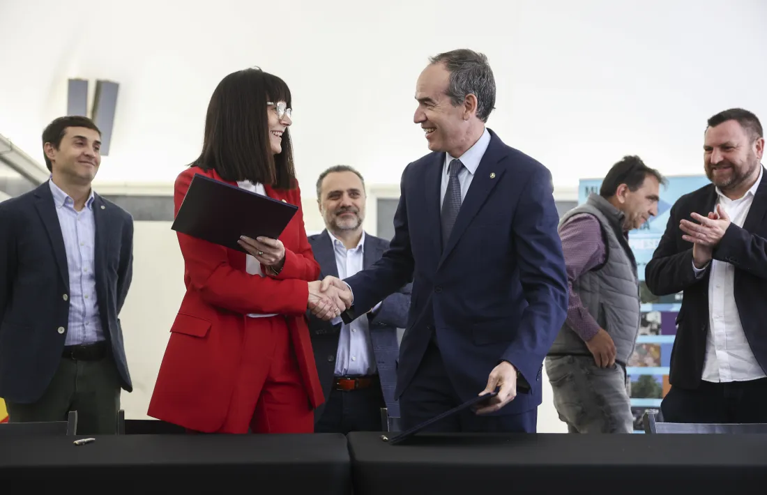 Mònica Bonell i Jordi Alcobé se saluden després de la signatura del conveni de col·laboració.