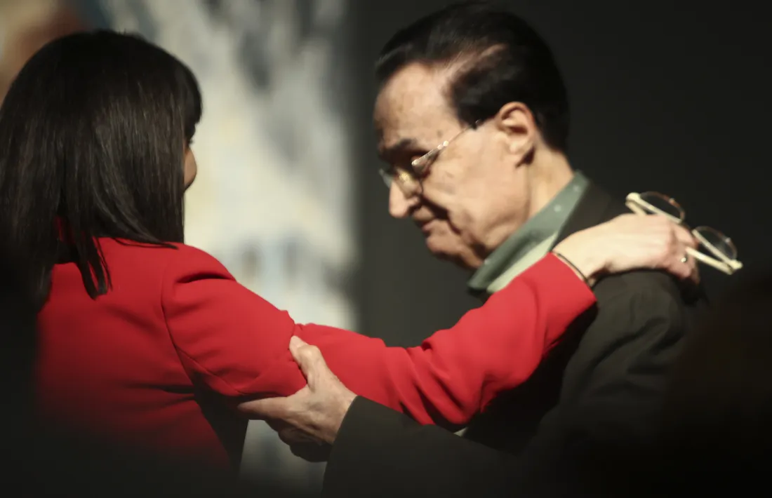 La ministra de Cultura, Mònica Bonell, i el president del Cercle de les Arts i de les Lletres, Joan Burgués, a la sala de Govern.