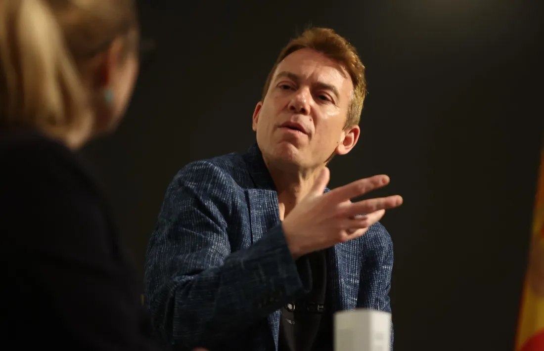 El manlleuenc Àlex Garrido, en la presentació de 'El diable irlandès'.