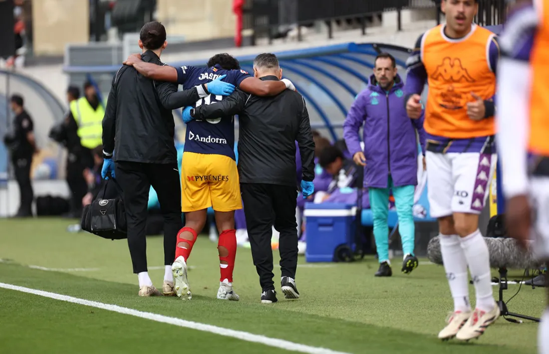 Jastin es va lesionar en una jugada on l'àrbitre no va xiular ni falta.