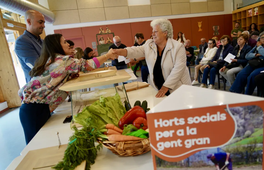 Un moment del lliurament de les claus dels horts per a la gent gran.