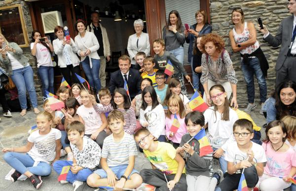 p. 06 1 macron amb escolars_govern andorra