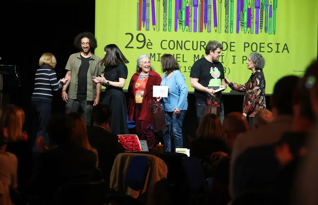 Foto de família dels guanyadors i del jurat amb la ministra de Cultura, Mònica Bonell.