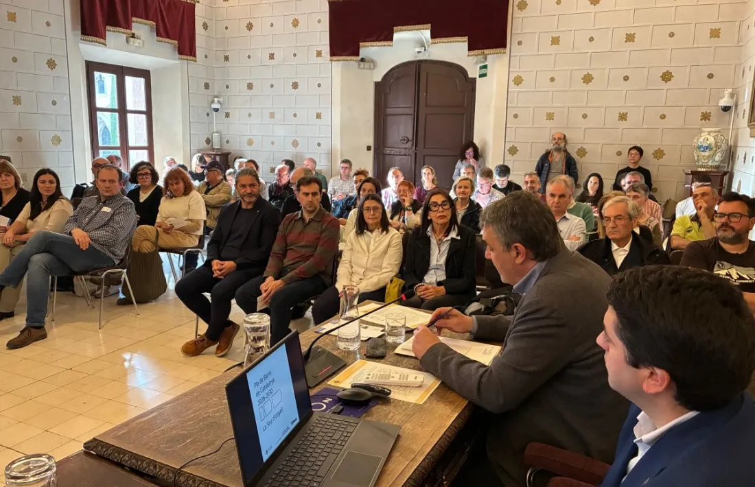 L'acte: un públic amb molt polític i algun ciutadà. 