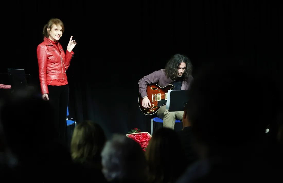 Farncesca Guardiola i Guillem Pérez, Més tuc de nit, van posar la nota musical de la vetllada a la Llacuna.