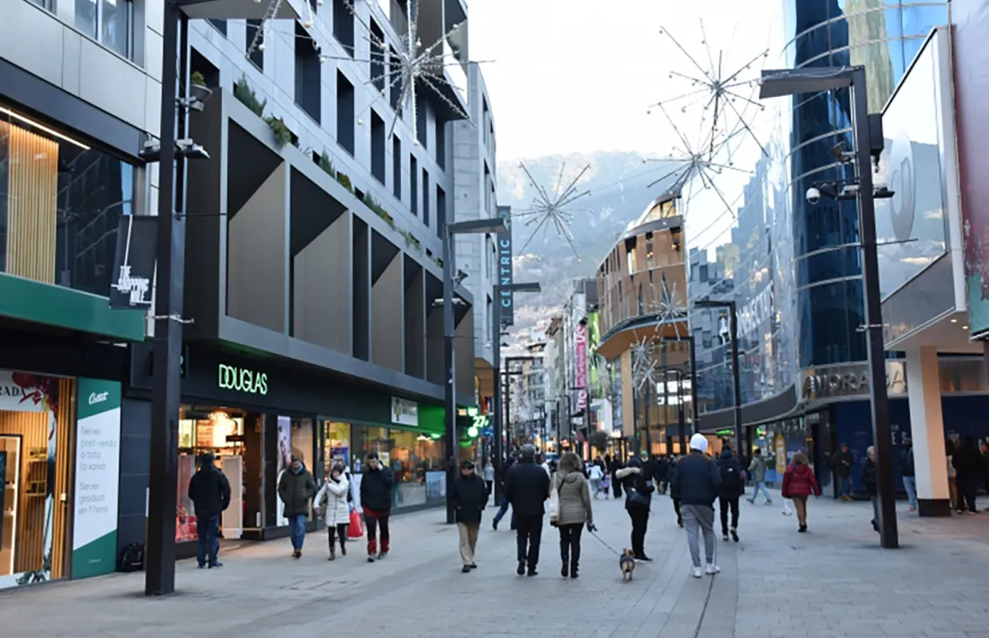 Establiments comercials a l'avinguda Meritxell.