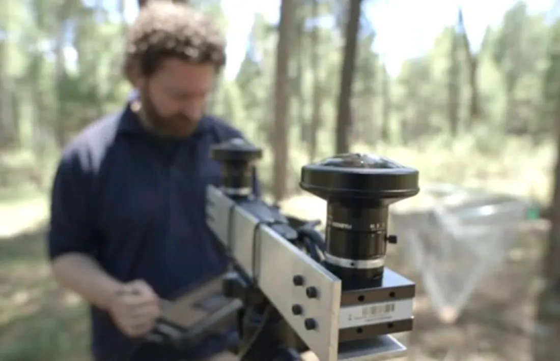 Un investigador de l'AR+I treballant en un sistema per a la prevenció d'incendis.