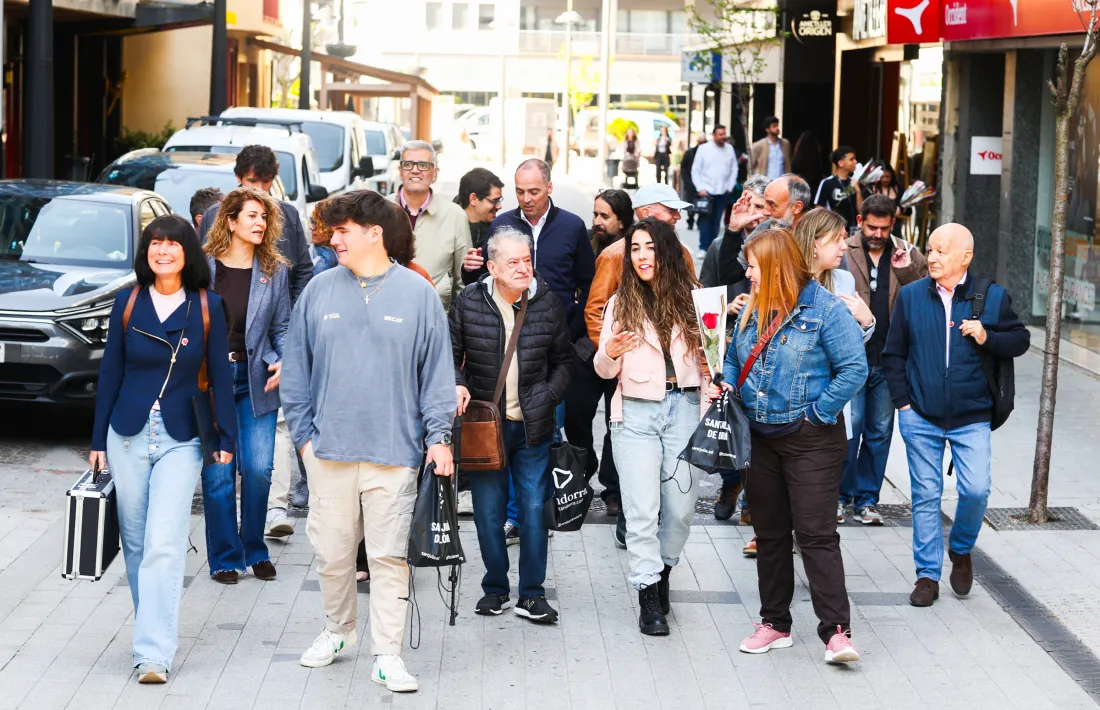 La vintena d'autors que van firmar a primera hora a la plaça Laurèdia de Sant Julià.