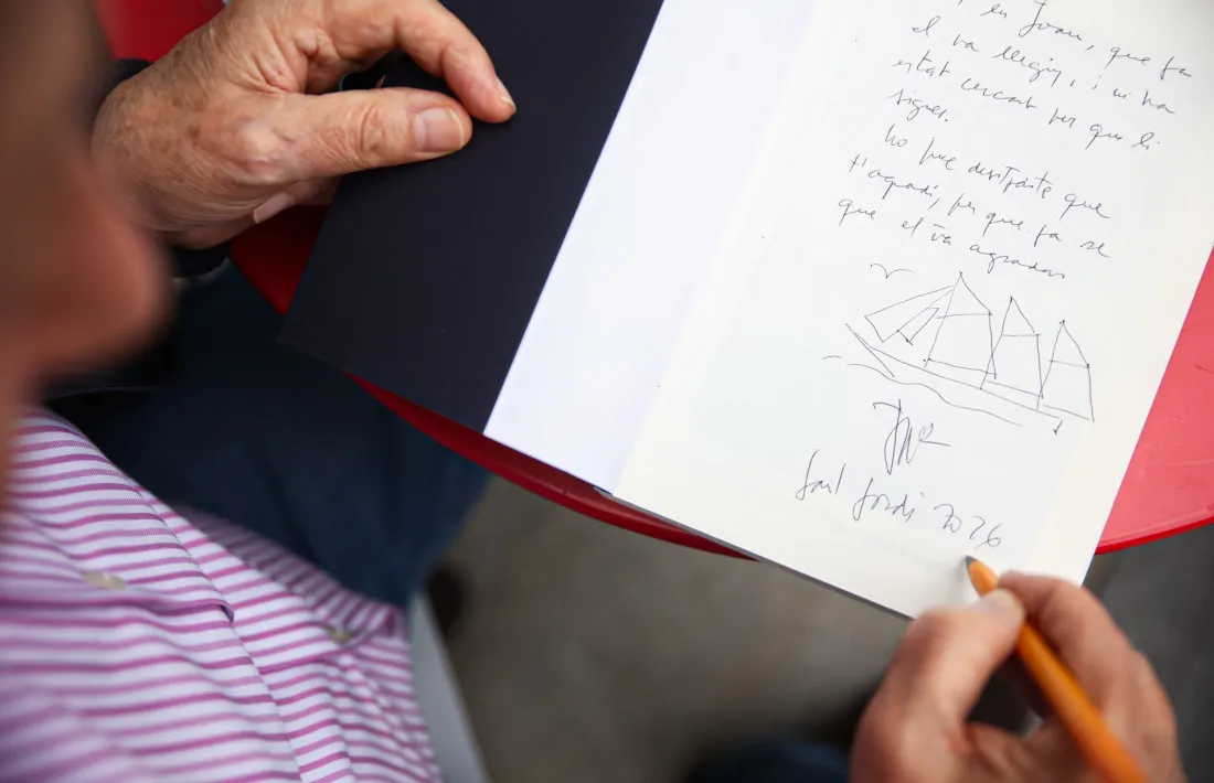 JosepMaria Mangot il·lumina 'L'illa en flames' amb la silueta del pailebot 'El Valent'.