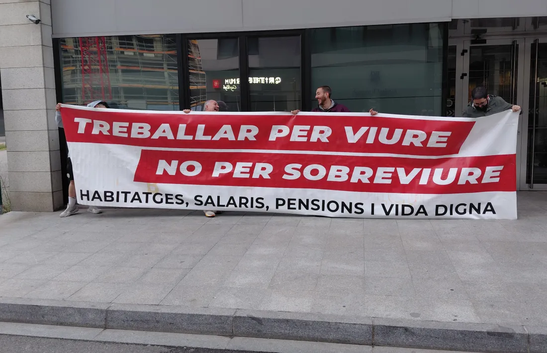 Integrants del Sindicat d'Habitatge davant de l'edifici administratiu del Prat del Rull.