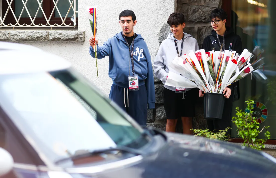 Joves alumnes de totes les escoles del país van envair els carrers per vendre roses.