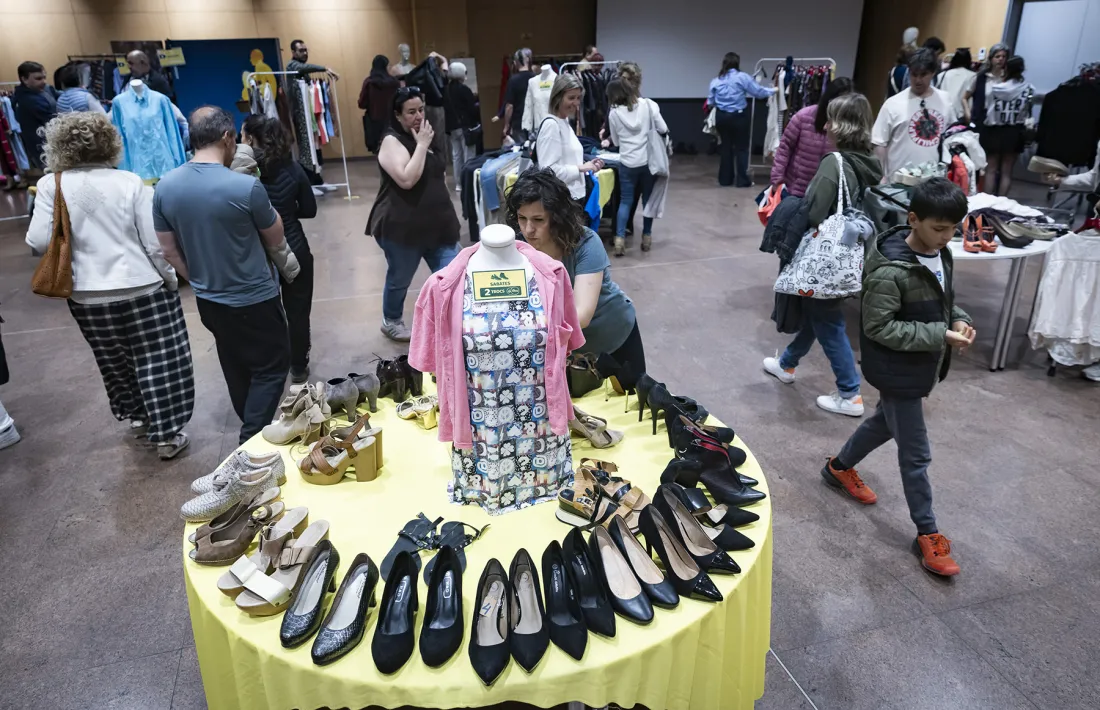Persones al mercat d'intercanvi El Troc.
